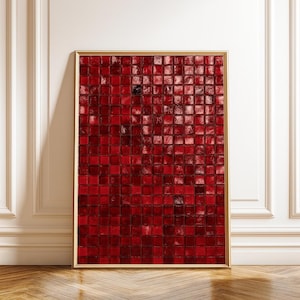 Può includere: Opera d'arte incorniciata con un mosaico di piccole piastrelle rosse quadrate. Le piastrelle variano di tonalità, creando un aspetto strutturato. La cornice è color oro. L'opera è esposta contro un muro bianco e un pavimento in legno.