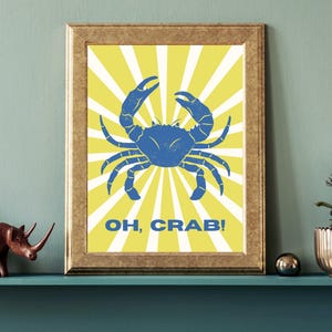 Stampa artistica da parete con granchio - Divertente poster di granchio costiero, decorazione nautica gialla e bianca, arte da cucina con vita marina, stampa da parete per casa sulla spiaggia