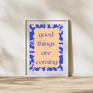 Poster artistico motivazionale - "Good Things Are Comes" - Stampa estetica blu e beige, decorazione moderna e positiva per casa e ufficio