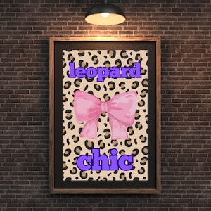 Poster con stampa leopardata - Arte murale alla moda con stampa leopardata, decorazione estetica con papillon rosa, opera d'arte audace ispirata alla moda