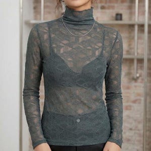 Blusa de encaje para mujer, top de cuello alto con encaje floral, camisa de manga larga con cuello alto y forro polar, top ajustado para invierno.