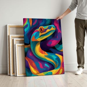 Può includere: Una vivace stampa su tela con un'illustrazione colorata di un serpente. L'opera presenta un serpente con testa gialla, occhi arancioni e un corpo di vorticosi blu, verdi e viola. Il serpente è ambientato su uno sfondo scuro, creando un contrasto sorprendente.