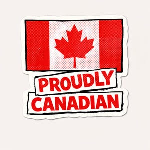 Pode incluir: Um autocolante com a bandeira canadiana, com uma folha de bordo vermelha sobre fundo branco e riscas vermelhas. As palavras "PROUDLY CANADIAN" estão impressas a vermelho por baixo.