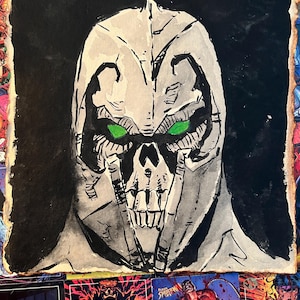 Peut inclure: Une peinture sur toile carrée représentant un masque stylisé en forme de crâne dans des tons de gris et de noir avec des yeux vert vif perçants. L'œuvre est centrée sur un fond noir uni, avec des bords bruts et effilochés sur la toile.