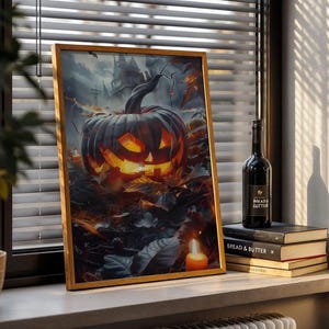 Può includere: Una stampa artistica incorniciata a tema Halloween con una zucca illuminata e uno sfondo spettrale. Una bottiglia di vino e libri impilati sono su un davanzale, creando un'esposizione stagionale. La stampa è in una cornice di legno.