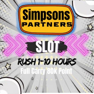 Könnte beinhalten: Eine grafische Anzeige mit einem gelben abgerundeten Rechteck und dem schwarzen Text Simpsons PARTNERS. Darunter steht das Wort SLOT in Weiß auf einem schwarzen Pinselstrich, flankiert von rosa Pfeilen. Text: RUSH 1-10 HOURS und Full Carry 80K Point.