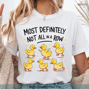 Grappige eend PNG – sublimatieontwerp &quot;Meest zeker niet allemaal op een rij&quot; voor T-shirts, schattige gele eendchaos, digitale download, trending humor