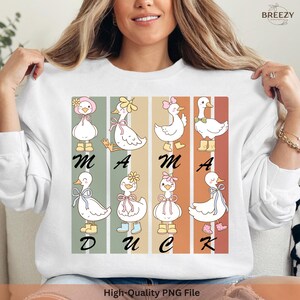 Diseño PNG de pato de moda: columnas de letras "Mamá Pato" con patos disfrazados, linda sublimación retro, patos divertidos, no todos en fila, sarcásticos.