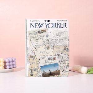 Pode incluir: Um caderno de capa dura com uma capa vintage da revista The New Yorker de 17 de setembro de 1966. A capa exibe o título e o preço da revista, juntamente com uma colagem de cartas e selos antigos.
