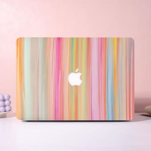 Op de afbeelding: Een laptophoes met een verticaal streeppatroon in zachte pasteltinten van roze, oranje, geel, blauw en groen. Het ontwerp heeft een gladde, glanzende afwerking met een centrale uitsparing die het witte Apple-logo op het laptopdeksel onthult.