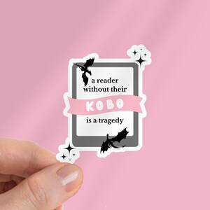 Sticker Een lezer zonder hun Kobo is een tragedie | Sticker boekenliefhebber | Sticker vierde vleugel, sticker fantasiedraak, sticker, vuillezer