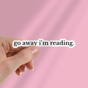 Vá embora, estou lendo Adesivo engraçado Kindle | Adesivo amante de livros | adesivo literário, presente amante de livros, decalque para laptop, leitor obsceno, leitor eletrônico