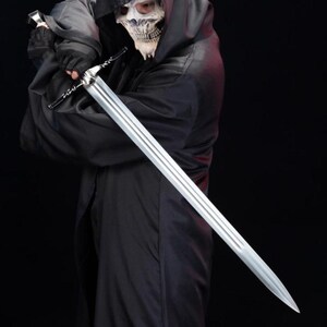 Pu&ograve; includere: Una tazza di ceramica bianca con manico nero e la scritta "But First, Coffee" in nero, con un carattere a mano. La tazza &egrave; su una superficie bianca.