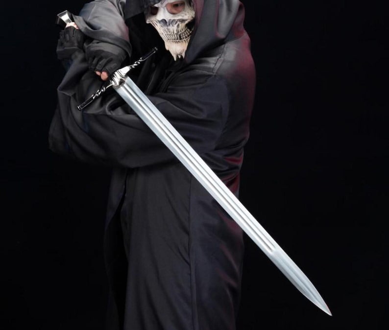 Pu&ograve; includere: Una tazza di ceramica bianca con manico nero e la scritta "But First, Coffee" in nero, con un carattere a mano. La tazza &egrave; su una superficie bianca.