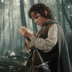 Pu&ograve; includere: Un cartello in legno fatto a mano con la scritta "Welcome to our home" in stile scritto a mano. Il cartello &egrave; dipinto di bianco con lettere nere e una finitura invecchiata, perfetto per l'arredamento della casa.