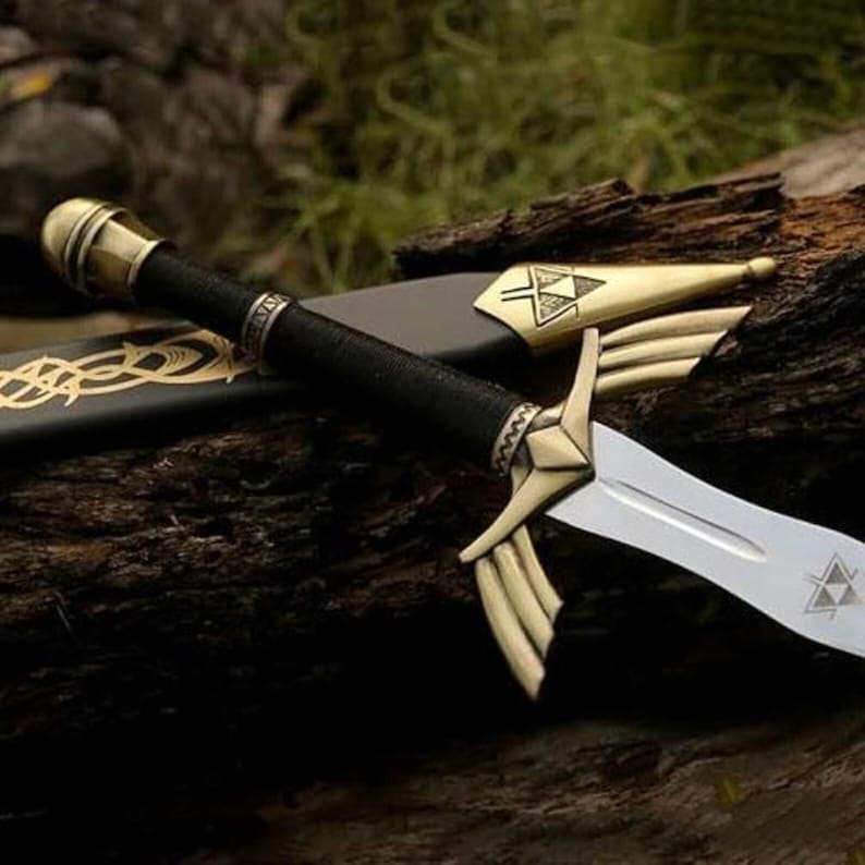 Pu&ograve; includere: Una spada decorativa con una lama argentata e dettagli dorati. L'elsa &egrave; avvolta in materiale nero e il fodero &egrave; nero con dettagli dorati. La spada presenta un design unico con un emblema a forma di stella sulla lama.