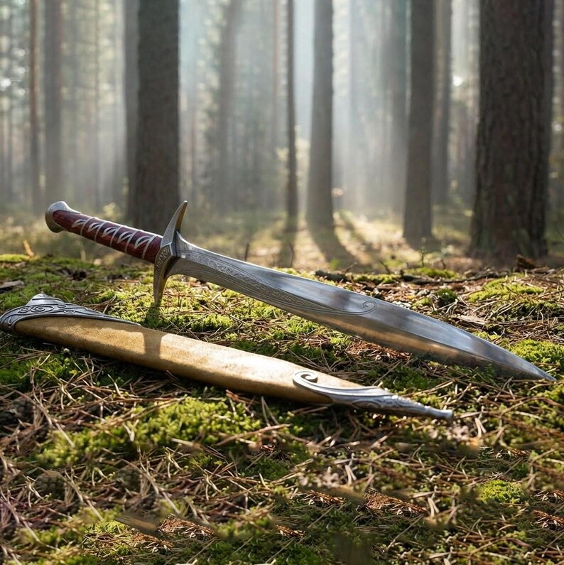 Pu&ograve; includere: Un pugnale argentato e marrone con un'impugnatura rivestita in pelle e un fodero decorativo &egrave; appoggiato su un letto di muschio. La lama presenta un motivo dettagliato. Il fodero &egrave; beige con dettagli argentati. La scena &egrave; ambientata in una foresta.