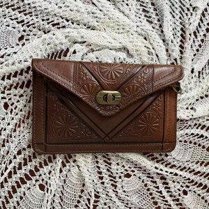Cartera de cuero hecha a mano, hecha a mano en Marruecos, diseño de flores, bolsillos, bolso pequeño de cuero