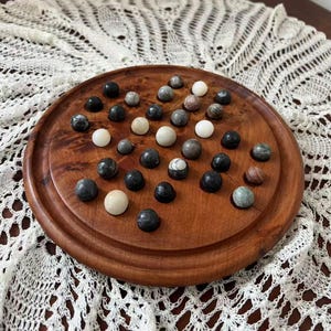 Parure de solitaire vintage marocaine faite main en bois de thuya, savoir-faire artisanal traditionnel, idée cadeau personnalisée avec gravure