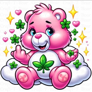 Könnte beinhalten: Ein rosa Cartoon-Bär mit blauen Augen und einem grünen vierblättrigen Kleeblatt auf dem Kopf sitzt auf einer weißen Wolke. Der Bär hält ein grünes vierblättriges Kleeblatt in seiner rechten Pfote und hat ein grünes vierblättriges Kleeblatt auf seinem Bauch.