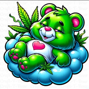 Könnte beinhalten: Ein grüner Cartoon-Bär mit rosa Akzenten liegt auf einer blauen Wolke mit grünen Marihuana-Blättern drumherum. Der Bär trägt ein weißes Hemd mit einem rosa Herzen.