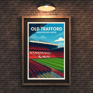 K&ouml;nnte beinhalten: Gerahmter Kunstdruck von Old Trafford, der Heimat von Manchester United. Die stilisierte Illustration zeigt die roten Sitzpl&auml;tze, den gr&uuml;nen Rasen und den blauen Himmel. Die Worte "Old Trafford" und "Manchester United" sind oben zu sehen.