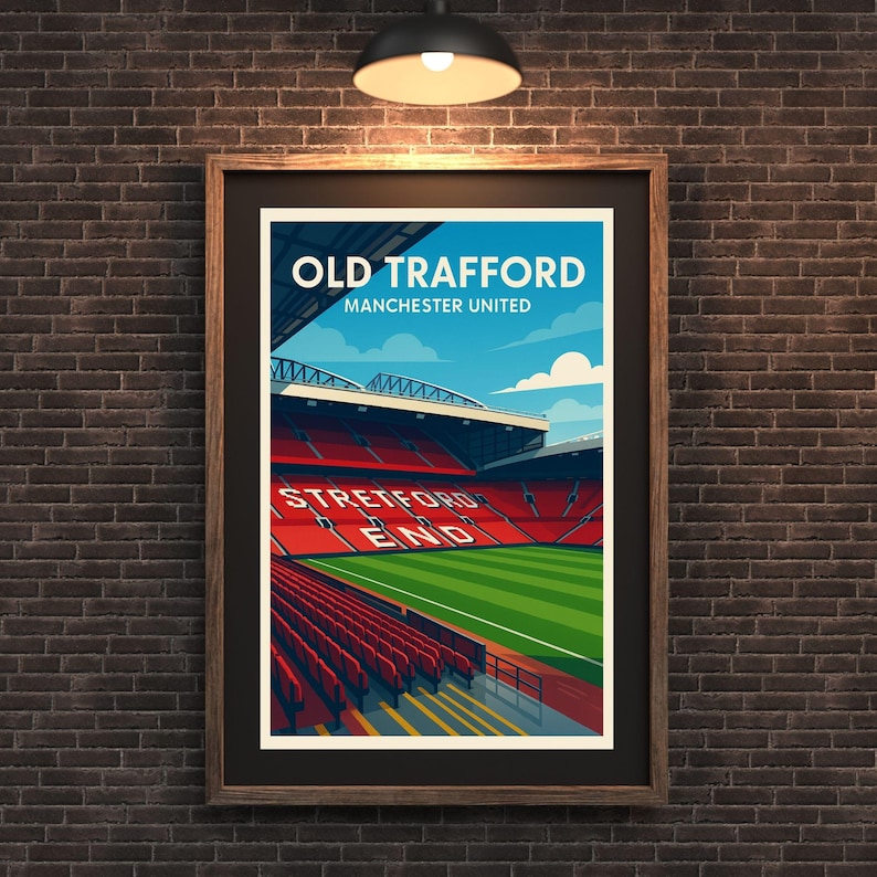 K&ouml;nnte beinhalten: Gerahmter Kunstdruck von Old Trafford, der Heimat von Manchester United. Die stilisierte Illustration zeigt die roten Sitzpl&auml;tze, den gr&uuml;nen Rasen und den blauen Himmel. Die Worte "Old Trafford" und "Manchester United" sind oben zu sehen.