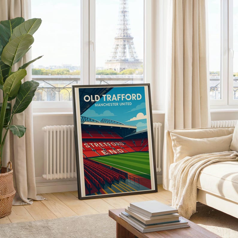 K&ouml;nnte beinhalten: Gerahmter Kunstdruck mit einer stilisierten Illustration des Old Trafford-Stadions, Heimat von Manchester United. Das Kunstwerk zeigt die roten Sitze des Stadions, den gr&uuml;nen Rasen und den Text "Stretford End". Der Himmel ist blau mit wei&szlig;en Wolken.