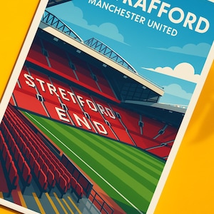 K&ouml;nnte beinhalten: Ein Poster mit einer stilisierten Illustration von Old Trafford, dem Heimstadion von Manchester United. Das Kunstwerk zeigt die roten Sitzpl&auml;tze, den gr&uuml;nen Rasen und den Schriftzug "Stretford End". Der Himmel ist blau mit Wolken.