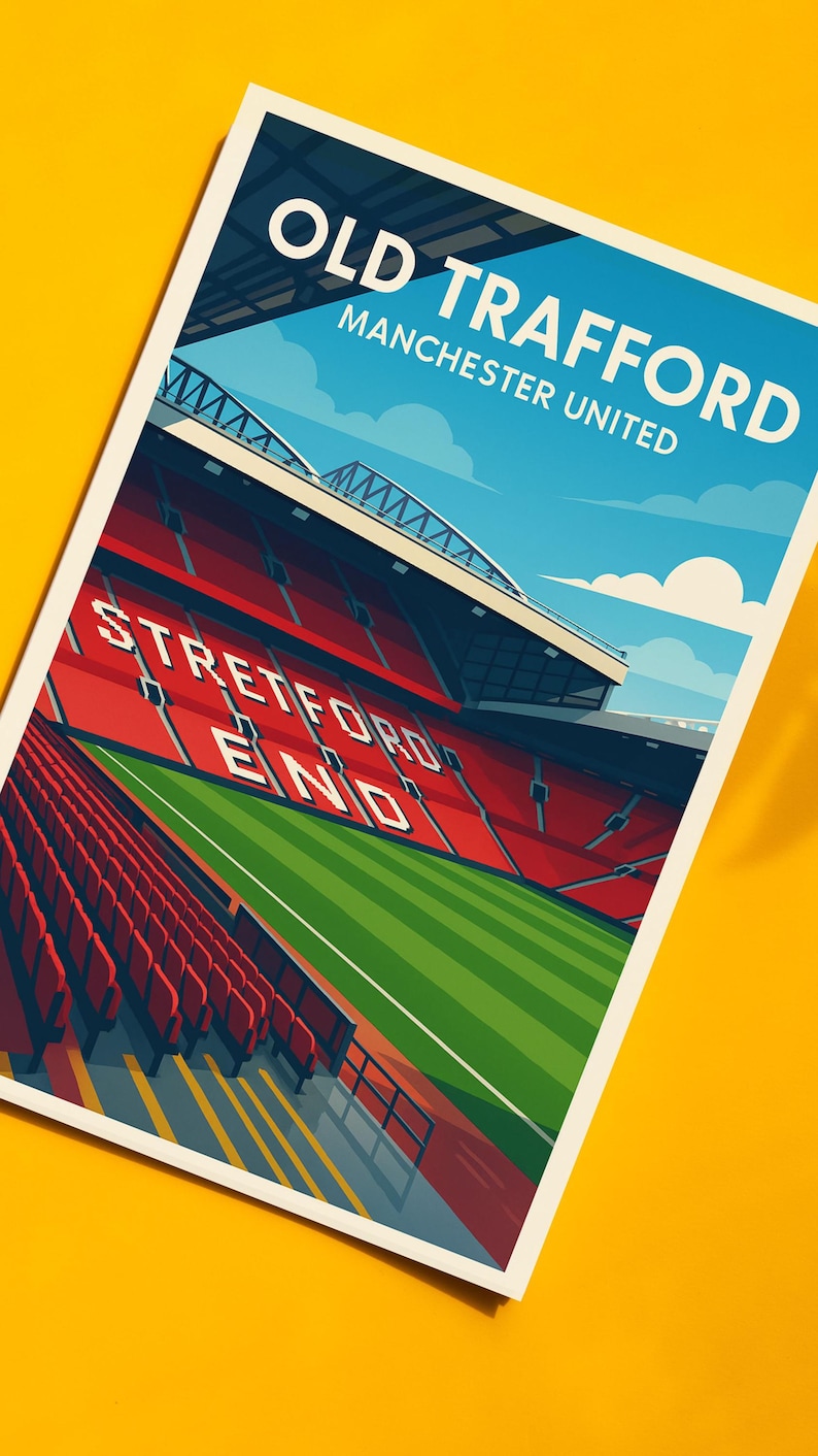 K&ouml;nnte beinhalten: Ein Poster mit einer stilisierten Illustration von Old Trafford, dem Heimstadion von Manchester United. Das Kunstwerk zeigt die roten Sitzpl&auml;tze, den gr&uuml;nen Rasen und den Schriftzug "Stretford End". Der Himmel ist blau mit Wolken.