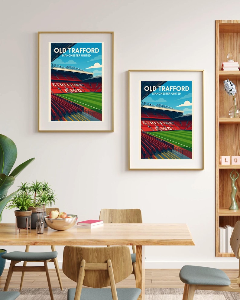 K&ouml;nnte beinhalten: Zwei gerahmte Kunstdrucke des Old Trafford-Stadions, Manchester United, in einer stilisierten Illustration. Die Drucke zeigen das &Auml;u&szlig;ere des Stadions mit roten Sitzen, einem gr&uuml;nen Spielfeld und blauem Himmel. Der Text lautet "OLD TRAFFORD" und "MANCHESTER UNITED".