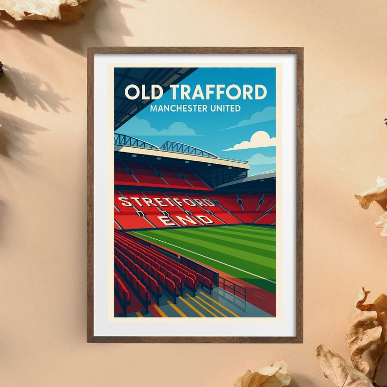 K&ouml;nnte beinhalten: Ein gerahmter Druck mit einer stilisierten Illustration von Old Trafford, dem Heimstadion von Manchester United. Das Kunstwerk zeigt die roten Sitze, das gr&uuml;ne Spielfeld und den Text "OLD TRAFFORD" und "STRETFORD END".
