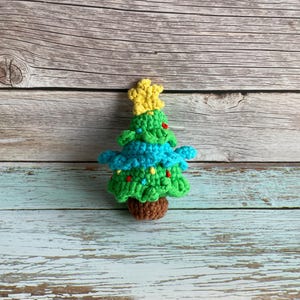 Pierre Christmas Tree Crochet Doll (Amigurumi) - Pattern by the Woobles - Physical Item! afbeelding 2