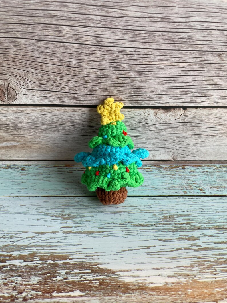 Pierre Christmas Tree Crochet Doll (Amigurumi) - Pattern by the Woobles - Physical Item! afbeelding 2