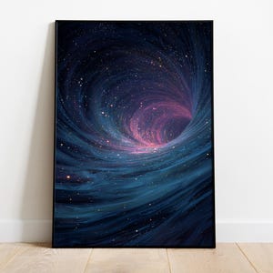 Op de afbeelding: Ingelijste kunstdruk met een wervelend melkwegstelselontwerp. Het kunstwerk toont een diepblauwe en paarse vortex met verspreide sterren, waardoor een gevoel van diepte en kosmische verwondering ontstaat. De print is in een zwart frame.