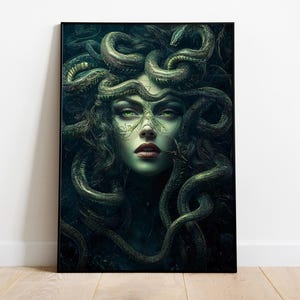 Puede incluir: Una pintura digital de una mujer con serpientes como cabello. Su rostro es visible y tiene ojos verdes y una expresión seria. El fondo es verde oscuro.