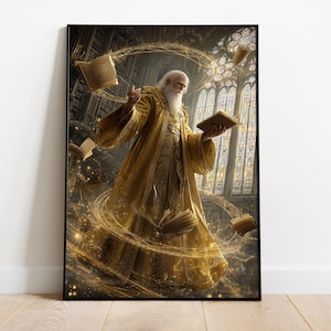 Op de afbeelding: Een ingelijste print toont een tovenaar in een gouden gewaad, met een boek in zijn hand, omringd door zwevende boeken en gloeiende energie. De achtergrond toont een glas-in-loodraam en een bibliotheek, wat een fantasiethema creëert.