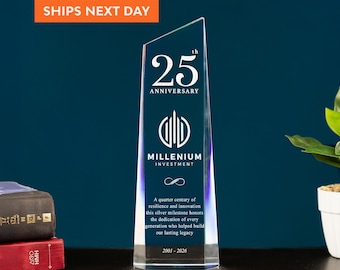 Pode incluir: Um troféu de vidro transparente e cónico com o texto 25th Anniversary, o logótipo da Millenium Investment, um símbolo de infinito e a inscrição A quarter century of resilience and innovation this silver milestone honors the dedication.