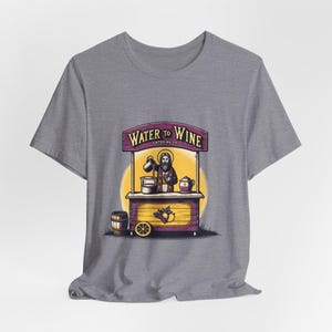 Camiseta de Water to Wine Catering Co. - Divertida camiseta con dibujo animado de Jesús, estilo retro vintage, camiseta con humor cristiano, regalo para amantes del vino, morado oscuro y amarillo