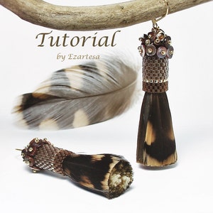 Op de afbeelding: Een paar bruine en gouden kralen oorbellen met veren kwastjes. De oorbellen hangen aan een tak met een veer op de achtergrond. De tekst "Tutorial by Ezartesa" is zichtbaar in de afbeelding.