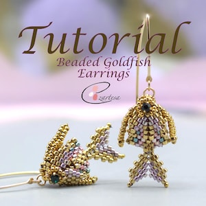 Pode incluir: Brincos de peixe dourado feitos de contas douradas, roxas e iridescentes. Os brincos têm a forma de um peixe dourado. A imagem inclui a palavra "Tutorial" e o texto "Beaded Goldfish Earrings".
