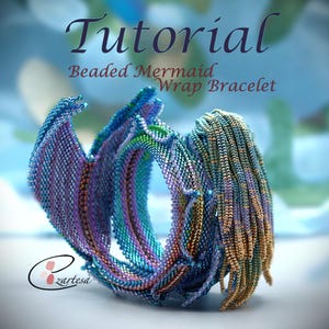 Könnte beinhalten: Ein gewickeltes Armband mit Perlen in Meerjungfrauenoptik in Blau-, Lila- und Goldtönen. Das Armband weist aufwendige Perlenarbeiten auf und ist so konzipiert, dass es sich um das Handgelenk wickelt. Das Wort "Tutorial" steht oben im Bild.