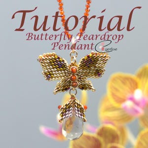 Pode incluir: Um tutorial para fazer um pingente de gota de água com uma borboleta de contas. O pingente apresenta uma borboleta dourada e marrom com um cristal transparente em forma de gota de água pendurado abaixo. O texto "Butterfly Teardrop Pendant" é visível na imagem.