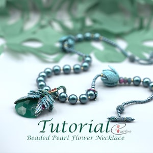 Puede incluir: Un tutorial para hacer un collar de flores de perlas. El collar presenta un gran colgante de piedra verde con flores de cuentas azules y rosas. El collar está hecho con perlas azul turquesa y un cierre plateado.