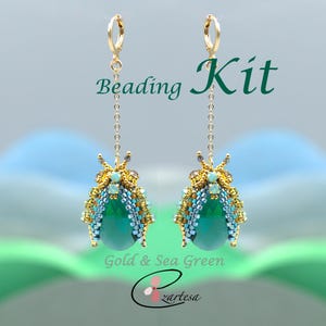 Pode incluir: Um par de brincos pendentes com um grande cristal verde-escuro em forma de lágrima, rodeado por missangas intrincadas em dourado, turquesa e azul-claro. Os brincos pendem de ganchos dourados. O texto diz Beading Kit.