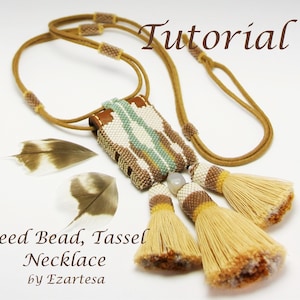 Op de afbeelding: Een tutorial voor het maken van een kralen- en kwastketting. De ketting heeft een bruin leren hanger met een geweven patroon, een lichtgrijze kraal en drie bruine en beige kwasten.