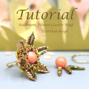 Puede incluir: Un anillo de racimo de flores con cuentas con una piedra central de color coral. El anillo está hecho con cuentas doradas y tiene un diseño delicado y femenino. El texto "Tutorial Statement Flower Cluster Ring Ezartesa design" es visible sobre el anillo.