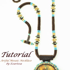 Può includere: Una collana di perline marroni con un ciondolo a mosaico turchese e oro. Il ciondolo presenta una grande pietra rotonda marrone con accenti dorati e bianchi. La collana si chiama "Artful Mosaic Necklace" di Ezartesa.