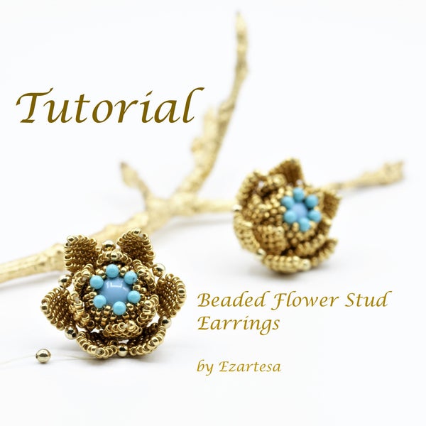 Tutoriel de boucles d'oreilles à clous de fleurs perlées avec des perles de turquoise et des perles de rocaille en verre plaqué or, motif de perles par Ezartesa