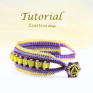 Puede incluir: Una pulsera de cuentas en tonos dorados, morados y verdes. La pulsera presenta un diseño geométrico con un cierre y un elemento decorativo. La imagen incluye las palabras "Tutorial" y "Ezartesa design".
